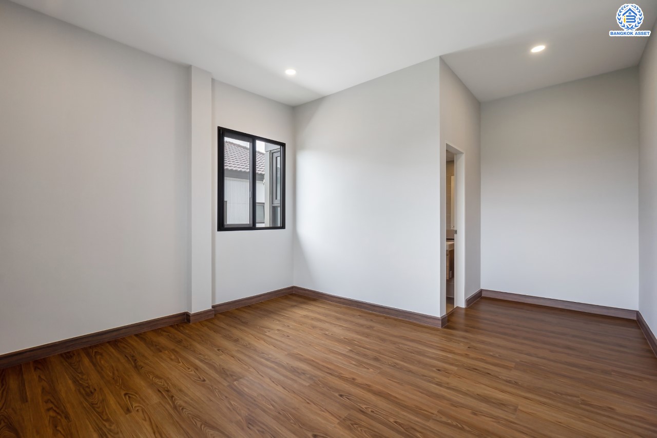 บ้านมือสองตกแต่งใหม่ ม.เดอะซิตี้ ราชพฤกษ์-ปิ่นเกล้า หลังมุม เนื้อที่ 71.8 ตร.ว. ดีไซน์ตอบทุกไลฟ์สไตล์ ฟังก์ชัน 3 ห้องนอน 5 ห้องน้ำ 1 ห้องอเนกประสงค์ 1 ห้องแม่บ้าน จอดรถได้ 2 คัน บนทำเลติดถนนใหญ่ เชื่อมต่อทุกเส้นทาง ใกล้รถไฟฟ้าสายสีม่วง "สถานีบางรักใหญ่" และจุดขึ้นทางด่วน "ศรีรัช"